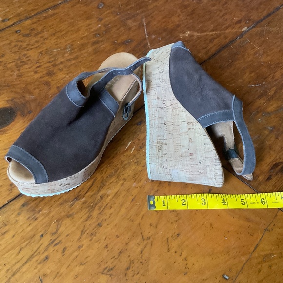 Barneys New York chocolate suede wedges size 7 - Picture 10 of 10